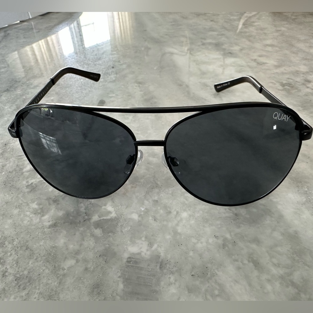 Vivienne Quay Sunglasses - black